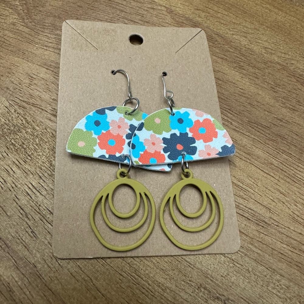 5/$10 Floral and Gold Dangle‎ Earrings